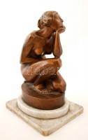 Kisfaludy Stróbl Zsigmond (1884-1975): Guggoló leány.
Bronz, jelzett, márvány talapzaton, m:33 cm