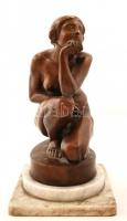 Kisfaludy Stróbl Zsigmond (1884-1975): Guggoló leány.
Bronz, jelzett, márvány talapzaton, m:33 cm