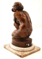Kisfaludy Stróbl Zsigmond (1884-1975): Guggoló leány.
Bronz, jelzett, márvány talapzaton, m:33 cm