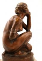 Kisfaludy Stróbl Zsigmond (1884-1975): Guggoló leány.
Bronz, jelzett, márvány talapzaton, m:33 cm