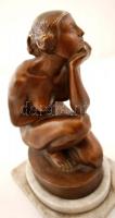 Kisfaludy Stróbl Zsigmond (1884-1975): Guggoló leány.
Bronz, jelzett, márvány talapzaton, m:33 cm