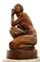 Kisfaludy Stróbl Zsigmond (1884-1975): Guggoló leány.
Bronz, jelzett, márvány talapzaton, m:33 cm