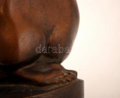 Kisfaludy Stróbl Zsigmond (1884-1975): Guggoló leány.
Bronz, jelzett, márvány talapzaton, m:33 cm