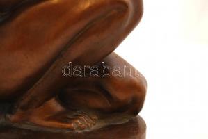 Kisfaludy Stróbl Zsigmond (1884-1975): Guggoló leány.
Bronz, jelzett, márvány talapzaton, m:33 cm