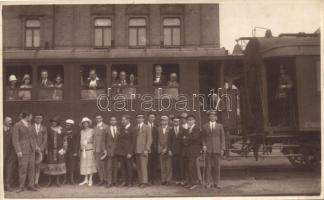 1925 Pécs, Úri társaság a vasútállomás peronján, Grosz József felvétele / photo (ferde szélek / slant edges)