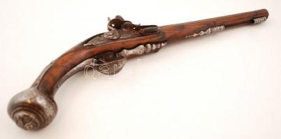 cca 17-18. sz. Ütőkakasos, elöltöltős pisztoly, hatástalanítva, több helyütt rozsdás, tisztításra sz...