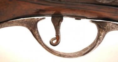 cca 17-18. sz. Ütőkakasos, elöltöltős pisztoly, hatástalanítva, több helyütt rozsdás, tisztításra sz...