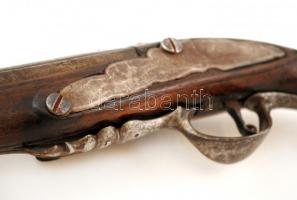 cca 17-18. sz. Ütőkakasos, elöltöltős pisztoly, hatástalanítva, több helyütt rozsdás, tisztításra sz...