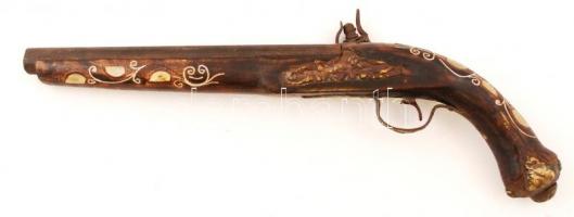 cca 17-18. sz. Ütőkakasos, elöltöltős pisztoly, rozsdás, de működő szerkezettel, a fán díszes gyöngy...