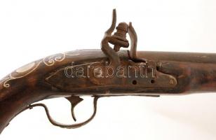 cca 17-18. sz. Ütőkakasos, elöltöltős pisztoly, rozsdás, de működő szerkezettel, a fán díszes gyöngy...