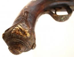 cca 17-18. sz. Ütőkakasos, elöltöltős pisztoly, rozsdás, de működő szerkezettel, a fán díszes gyöngy...