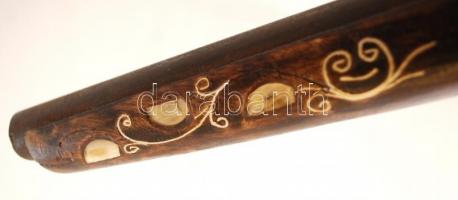 cca 17-18. sz. Ütőkakasos, elöltöltős pisztoly, rozsdás, de működő szerkezettel, a fán díszes gyöngy...