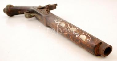 cca 17-18. sz. Ütőkakasos, elöltöltős pisztoly, rozsdás, de működő szerkezettel, a fán díszes gyöngy...