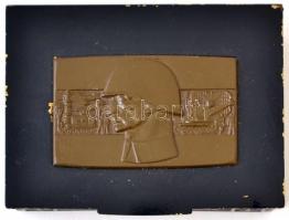 Emlékül a szocialista haza fegyveres szolgálatáért a Magyar Népköztársaság Honvédelmi Miniszterétől fém doboz domborművel, 9×12x3,5 cm