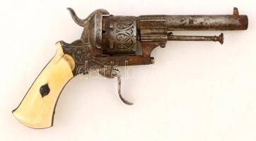 cca 19. sz.(?), gazdagon díszített csontmarkolatú revolver, rozsdás, részben működő szerkezettel, h: 19 cm