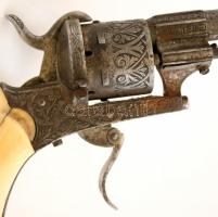 cca 19. sz.(?), gazdagon díszített csontmarkolatú revolver, rozsdás, részben működő szerkezettel, h:...