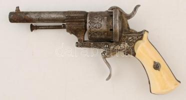 cca 19. sz.(?), gazdagon díszített csontmarkolatú revolver, rozsdás, részben működő szerkezettel, h:...