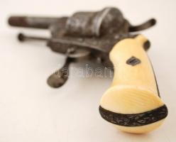 cca 19. sz.(?), gazdagon díszített csontmarkolatú revolver, rozsdás, részben működő szerkezettel, h:...