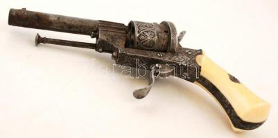 cca 19. sz.(?), gazdagon díszített csontmarkolatú revolver, rozsdás, részben működő szerkezettel, h:...