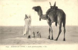 Arabe faisant sa priére / Arabic man during prayer, folklore (Rb)