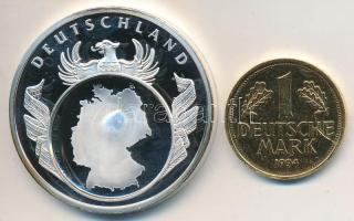 Németország DN "Európai valuták / Németország" ezüstözött Br emlékérem "1994J 1M" aranyozott érmével (40mm) T:PP,2 Germany ND "European currencies / Germany" silver plated Br medal with "1994J 1 Mark" gold plated coin (40mm) C:PP,XF
