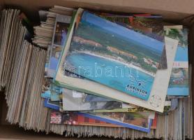 Egy nagy doboznyi (kb. 1400 db) MODERN motívumlap néhány nagy méretű külföldi és magyar városképes l...