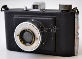 Régi Ferrania fényképezőgép, f: 1:9-es objektívvel, saját bőr tokjában, kis kopásnyomokkal