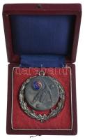 1949-1950. "Vasas / Öregfiúk" zománcozott fém díjérem eredeti Vasas dísztokban, az érem a ...
