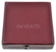 1949-1950. "Vasas / Öregfiúk" zománcozott fém díjérem eredeti Vasas dísztokban, az érem a ...