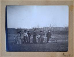 1905-1906 Egy polgári család nyaralása: Jó minőségű, éles fotók kerékpárral, csónakokkal, túrákkal S...