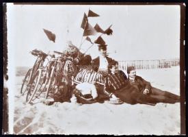 cca 1905 biciklisek a strandon / byciclers on the beach 11x8 cm