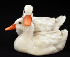 Herendi kacsapár, kézzel festett, jelzett, apró kopásnyomokkal, m: 6 cm