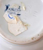 Herendi virágmintás kis váza, kézzel festett, jelzett, apró kopásnyomokkal, m: 16 cm