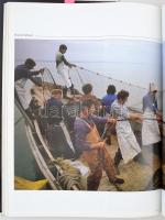 Korniss Péter: Magyarország Európa szívében. Budapest, é.n., Officina Nova. Kiadói egészvászon kötés...