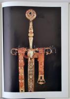 Temesváry Ferenc: Fegyverkincsek, díszfegyverek. Budapest, 1982, Helikon-Corvina kiadó. Kiadói egész...