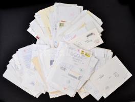 Egy nagy borcímke gyűjtő levelezése: Nagy doboznyi bontott küldemény, címkék kísérő levelei cseretársaktól, művészektől, cégektől