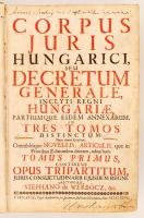 Corpus Juris Hungarici, seu Decretum Generale, inclyti Regni Hungariae, Partiumque eidem annexarum inn tres tomos distinctum. Nun denuo Recussum, Omnibusque Novellis, Articulus, quae in Prioribus Editonibus Deerand adauctum. Tyrnaviae, 1696, Typis Academicis per Joannem Andream Hörmann. Tomus primus. (26)+139+(4)p. Hozzákötve: Tomus secundus, continens decreta et constitutiones, et articulos regum inclyti Ungariae ab anno Domini Millessimo, Trigesimo Quinto, ad Annum post Sesquimillesimum Octogesimum Tertium, publicis Comitiis edita. Tyrnaviae, 1696, Typis Academicis, per Joannem Andream Hörmann.(2)+604p. Tomus tertius, continens decreta et constitutiones, et articulos regum inclyti Ungariae Ab Anno Domini Millesimo, Quingentesimo, Octuagesimo Quinto, usque ad Annum Millesimum, Sexcentesimum Octuagesimum Septimum inclusivé. Tyrnaviae, 1696, Typis Academicis, per Joannem Andream Hörmann. 558+(22)p. Hozzákötve: Index Corporis Juris Hungarici, Seu Cynosura Juris-Peritorum, In Qua Loca Decretalia, Et Articuli Publicarum Constitutionum Inclyti Regni Hungariae, ... Tyrnaviae, 1699, Typis Academicis per Joannem Andream Hörmann. (2)+140 p.  A címlapja sérült. Hozzákötve: Forma Processus Judicii Criminalis, Seu Praxis Criminalis. Tyrnaviae, 1697, Typis Academicis. (2)+83 (9) p. Ez az első Szentiványi-féle kiadás. Korabeli viseletes pergamenkötésben, a gerince kismértékben felhasadt.