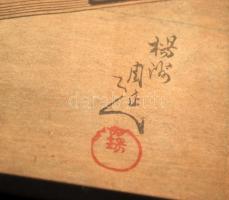 cca 1900 Jelzett japán színes fametszet, kivágva, üvegezett keretben, 21×33 cm