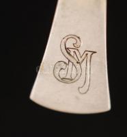Ezüst kávéskanál, 6db (ebből 1db monogramos) + cukorcsipesz, Ag., nettó: 124,5gr, jelzett /Silver te...