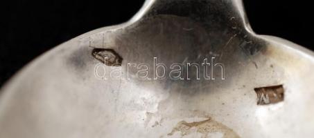 Ezüst kávéskanál, 6db (ebből 1db monogramos) + cukorcsipesz, Ag., nettó: 124,5gr, jelzett /Silver te...