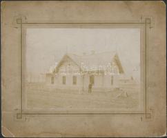 cca 1900 Urasági alkalmazott a Jálics-féle szőlőbirtokon, a ház előtt Osza Bertalan intéző, kartonra kasírozott fotó, hátoldalon feliratozva, fotó 12x17 cm, karton 21x25 cm