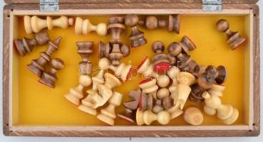Fa sakk-készlet kisméretű figurákkal, hiánytalan, szép állapotban, 27x26 cm