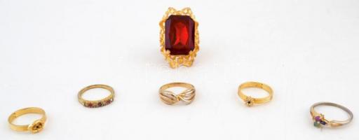 Vegyes bizsu tétel, gyűrűk, kitűző, 7db