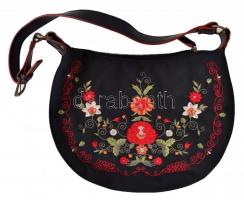 Népi mintás textil női táska, jó állapotban, 24x30 cm; valamint kis fa emléktárgyak(pánsíp, kis tart...