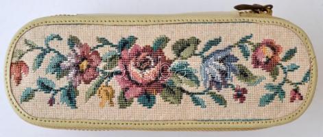 Virágmintás hímzett ruhatisztító kefe, benne mini varrókészlettel és manikűr készlettel, h: 14,5 cm