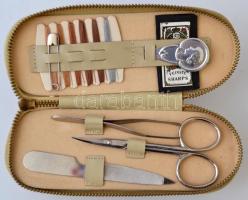 Virágmintás hímzett ruhatisztító kefe, benne mini varrókészlettel és manikűr készlettel, h: 14,5 cm