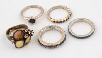 Kis bizsu tétel gyűrűkkel, fülbevalókkal, karkötővel, szövet borítású szép ékszertartó dobozkában