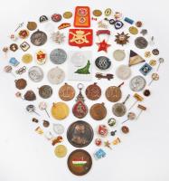 80db-os vegyes magyar és külföldi jelvény, szocialista kitüntetés, fémpénz, emlékérem, zseton, sportérem, replika tétel T:vegyes