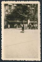 cca 1940 Közlekedési rendőr budapesti kereszteződésben fotó 6x9 cm