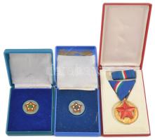 1951. "Közbiztonsági Érem" arany fokozata a rendőrség tagjai részére, zománcozott Br kitüntetés mellszalagon, szalagsávval dísztokban + ~1960-1970. "Önkéntes Rendőri Szolgálatért" 10 év és 15 év, zománcozott fém jelvények tokban, egyik tok sérült T: 1-,2